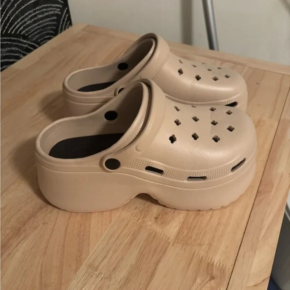 Beige Chunky Platform Crocs size 8-9 - Picture 3 of 5
